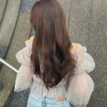 Momo Shitou Instagram - ㅤㅤㅤㅤㅤㅤㅤㅤㅤㅤㅤㅤㅤㅤㅤㅤㅤㅤㅤㅤㅤ 肩紐部分がチェーンなのがポイントで可愛いの @rienda_official のオフショルブラウス。♡ ボリューム感のあるシアーな素材が 控えめな透け感だからスカートでもパンツでも 両方合わせやすいよ〜 #PR #rienda #rienda_ambassador