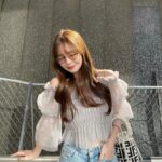 Momo Shitou Instagram - ㅤㅤㅤㅤㅤㅤㅤㅤㅤㅤㅤㅤㅤㅤㅤㅤㅤㅤㅤㅤㅤ 肩紐部分がチェーンなのがポイントで可愛いの @rienda_official のオフショルブラウス。♡ ボリューム感のあるシアーな素材が 控えめな透け感だからスカートでもパンツでも 両方合わせやすいよ〜 #PR #rienda #rienda_ambassador