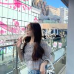 Momo Shitou Instagram - ㅤㅤㅤㅤㅤㅤㅤㅤㅤㅤㅤㅤㅤㅤㅤㅤㅤㅤㅤㅤㅤ 肩紐部分がチェーンなのがポイントで可愛いの @rienda_official のオフショルブラウス。♡ ボリューム感のあるシアーな素材が 控えめな透け感だからスカートでもパンツでも 両方合わせやすいよ〜 #PR #rienda #rienda_ambassador