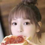 Momo Shitou Instagram - ㅤㅤㅤㅤㅤㅤㅤㅤㅤㅤㅤㅤㅤ ストーリーでもカウントダウンしてるけど🌙 3月5日に講談社さんから初のデジタルフォトブック 「ももびより」が配信されることになりました。 誕生日当日、皆さんにお届けできる事が とてもとても嬉しいです。 好きが増して好きが溢れますように… 楽しみにしていて下さい、宜しくお願いします🦢 この写真、フォトブックには載らないけどお気に入り 大好きなパンたべてます🍞