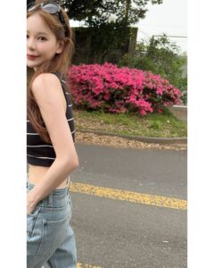 Momo Shitou Instagram - ㅤㅤㅤㅤㅤㅤㅤㅤㅤㅤㅤㅤㅤ 履くだけでスタイルアップできちゃう @rienda_officialのNEW美ラインデニム。♡ デニム大好きで沢山持ってるんだけど… 厚手のデニム生地で、脚のラインが綺麗に見えてお気に入り🫶🏻 バックポケットのタグプレートがかわいい… #PR #rienda #rienda_ambassador