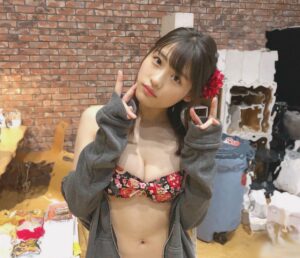 Momoka Ishida Instagram - 本日発売「週刊ヤングジャンプ」
合併特大号！掲載して頂いてます、表紙にもいるよ🌈
なんと、ヤンジャン2000号記念でグラビアも賑やかなので是非チェックしてください＼(^ω^)／

#週刊ヤングジャンプ #浪速のピーチ姫 #石田桃香 
#グラビア #photography #photomodel #gravure