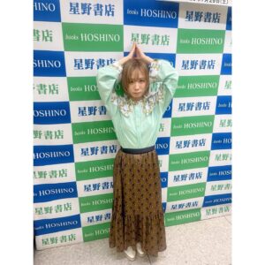 Momoko Gumi Company Instagram - #悪魔のコーラス
名古屋お渡し会
@星野書店近鉄パッセ店

styling @stylist_yuya 

#モモコグミカンパニー