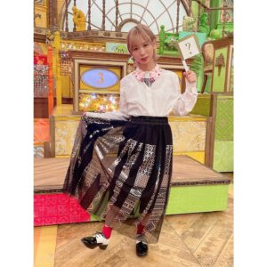 Momoko Gumi Company Instagram - 『今夜はナゾトレ』

styling @stylist_yuya 
hair make @aoiokiraku 

#モモコグミカンパニー 
#今夜はナゾトレ