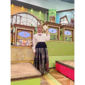 Momoko Gumi Company Instagram - 『今夜はナゾトレ』

styling @stylist_yuya 
hair make @aoiokiraku 

#モモコグミカンパニー 
#今夜はナゾトレ