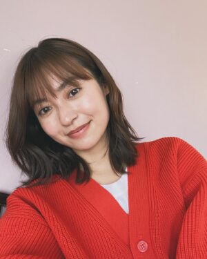 Momoko Tanabe Instagram - お迎え渋谷くん
明日第8話
⁡
あっという間に後半戦突入！
みなさん楽しんでもらえてますか
先週の第7話は、切なさと優しさが沢山詰まった話でしたが、個人的には愛花が自分の気持ちを初めて言葉にしたことが台本を読んだ時から激アツでした、、
⁡
そしてあのラストね
衝撃的な写真を見た愛花。渋谷さんと気持ちが同じになったはずなのにね
明日の夜は冒頭からどえらいことになりますよ笑
でも、やっぱりグッとくる。
そんな回です
どうぞお楽しみに🩴🌸
⁡
⁡
#お迎え渋谷くん
#pr