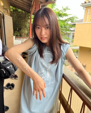 Momoko Tanabe Instagram - 癒やしのお隣さんには秘密がある
今夜第7話ぞ。
⁡
(語尾に「ぞ」をつけるのが流行ってた)
⁡
先週の第6話、観てくれましたか。
⁡
あんな展開になるとは、、
原作読んで知っていても台本読みながら
「わー！　えぇー！」となっておりました
ぜひ今夜の放送前におかわりしてね✊🏻
⁡
ついに自分のストーカーと知った藤子、
色んな感情が内でぶつかり合っていきます
仁科さんは豹変してしまうのか、それとも。
⁡
是非お楽しみに！ぞ。
⁡
P.S. べも　は、あだ名らしいです
つけた人は1日しか呼ばなかったです