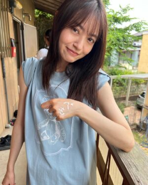 Momoko Tanabe Instagram - 癒やしのお隣さんには秘密がある
今夜第7話ぞ。
⁡
(語尾に「ぞ」をつけるのが流行ってた)
⁡
先週の第6話、観てくれましたか。
⁡
あんな展開になるとは、、
原作読んで知っていても台本読みながら
「わー！　えぇー！」となっておりました
ぜひ今夜の放送前におかわりしてね✊🏻
⁡
ついに自分のストーカーと知った藤子、
色んな感情が内でぶつかり合っていきます
仁科さんは豹変してしまうのか、それとも。
⁡
是非お楽しみに！ぞ。
⁡
P.S. べも　は、あだ名らしいです
つけた人は1日しか呼ばなかったです