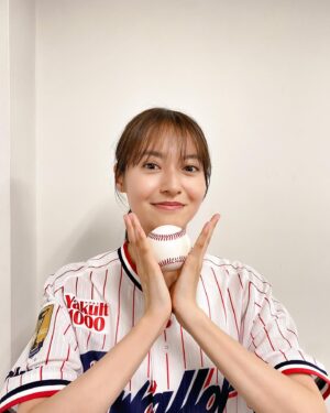 Momoko Tanabe Instagram - 少し遅くなりましたが、
先日の始球式の写真を。
惜しかった〜〜今回はギリワンバンでした
毎回グラウンドに一歩足を踏み入れる度に
一気に感じる覇気と緊張感。
その中で試合や自分自身と戦っている選手の皆さんへ
ひたすらに尊敬です。
藤子として立てたのも嬉しかったです
［背番号245 = ふじこ］も!☺️
ありがとうございました🙏🏻

そして昨日は、藤子改め
「癒やしのお隣さんには秘密がある」第11話
もう観てくれましたか？
あんなことされて、嫌いになるはずなのにね
大切だったことは偽りじゃない。
じゃあどれが本当でどれが嘘？
勇気を振り絞って仁科さんと話しに行きます
そして知る事実。
⁡
まだ観てない方はとりあえず急いで観てー！
TVerでは第1話から全話見放題です
初めて知った方でも楽しんでもらえたら🙆🏻‍♀️
⁡
久々の長文でした〜