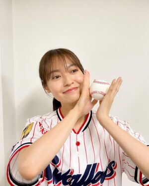 Momoko Tanabe Instagram - 少し遅くなりましたが、
先日の始球式の写真を。
惜しかった〜〜今回はギリワンバンでした
毎回グラウンドに一歩足を踏み入れる度に
一気に感じる覇気と緊張感。
その中で試合や自分自身と戦っている選手の皆さんへ
ひたすらに尊敬です。
藤子として立てたのも嬉しかったです
［背番号245 = ふじこ］も!☺️
ありがとうございました🙏🏻

そして昨日は、藤子改め
「癒やしのお隣さんには秘密がある」第11話
もう観てくれましたか？
あんなことされて、嫌いになるはずなのにね
大切だったことは偽りじゃない。
じゃあどれが本当でどれが嘘？
勇気を振り絞って仁科さんと話しに行きます
そして知る事実。
⁡
まだ観てない方はとりあえず急いで観てー！
TVerでは第1話から全話見放題です
初めて知った方でも楽しんでもらえたら🙆🏻‍♀️
⁡
久々の長文でした〜