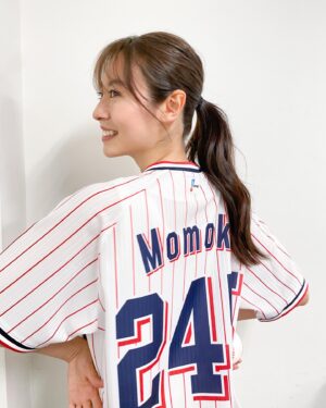 Momoko Tanabe Instagram - 少し遅くなりましたが、
先日の始球式の写真を。
惜しかった〜〜今回はギリワンバンでした
毎回グラウンドに一歩足を踏み入れる度に
一気に感じる覇気と緊張感。
その中で試合や自分自身と戦っている選手の皆さんへ
ひたすらに尊敬です。
藤子として立てたのも嬉しかったです
［背番号245 = ふじこ］も!☺️
ありがとうございました🙏🏻

そして昨日は、藤子改め
「癒やしのお隣さんには秘密がある」第11話
もう観てくれましたか？
あんなことされて、嫌いになるはずなのにね
大切だったことは偽りじゃない。
じゃあどれが本当でどれが嘘？
勇気を振り絞って仁科さんと話しに行きます
そして知る事実。
⁡
まだ観てない方はとりあえず急いで観てー！
TVerでは第1話から全話見放題です
初めて知った方でも楽しんでもらえたら🙆🏻‍♀️
⁡
久々の長文でした〜