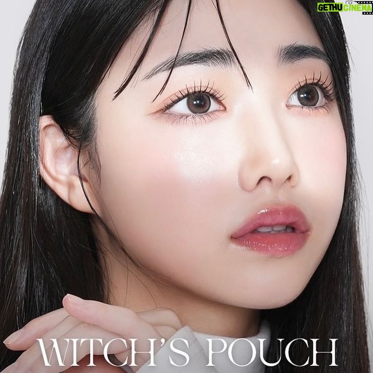 Momona Kohama Instagram - 🎀 Witch's pouch × 小浜桃奈 私の初のプロデュースカラコン ♡i-colors♡ 本日4月17日10時より 度あり度なし共にネット販売を開始致しました🎀 そして♡i-colors♡シリーズをネットでご購入頂いた皆様に1箱につき1枚、ポストカードをプレゼント致します🎁 是非沢山の方に使って頂きたいです💖 よろしくお願い致します🪄 #icolors #カラコン #witchspouch