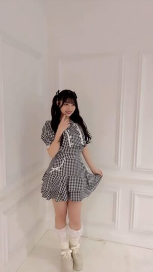 Momona Kohama Instagram - 𓂃🫧‪

ハニシナさんの撮影風景です📸︎💕︎︎
可愛いお洋服にキラキラメイクでるんるんっ🎶

そして本日より、Honey Cinnamonさんの店舗に
私がモデルを務めさせて頂いた☁️summer collection☁
のポスターがあるので是非皆さん探してみてください🎀

 #honeycinnamon  #ハニーシナモン