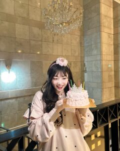 Momona Kohama Instagram - 🎂 ✨️21歳生誕祭(仮)✨️ チームシンデレラのみんな本当にありがとう🎉🩷 シンデレラでお誕生日のお祝いをして頂いたのは今年で5回目！🫣17歳から21歳まで、、、♡ 沢山の愛を感じて幸せな1日でした🌈 そして昨日、今年もシンデレラフェスに出演させて頂くことが発表されました💎 6月9日(日)さいたまスーパーアリーナ 皆様よろしくお願いします🎪💖 #シンデレラフェス #チームシンデレラ