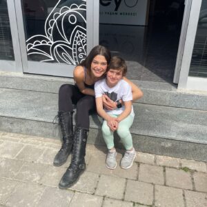 Mona Çalış Instagram - Benim minik tatlı hayranım Zehra ile tanıştık bu hafta sonu. Cumartesi günleri yaptığım stretching dersime yeni katıldı. O kadar aklı başında o kadar sevimli ki anlatamam ve de çalışkan. Bana bakarken gözlerinin içi gülüyor 😍 Ben de ona hayran kaldım 👼🏻 Kalbini kalbimde hissettim çünkü bu çok değerli 🤍 O yüzden bu güzel pozumuz burda kalsın istedim 😌 

*Velisinden izinle paylaşıyorum 🙏🏼 @kemalkahvecioglu @hulya_cengiz86