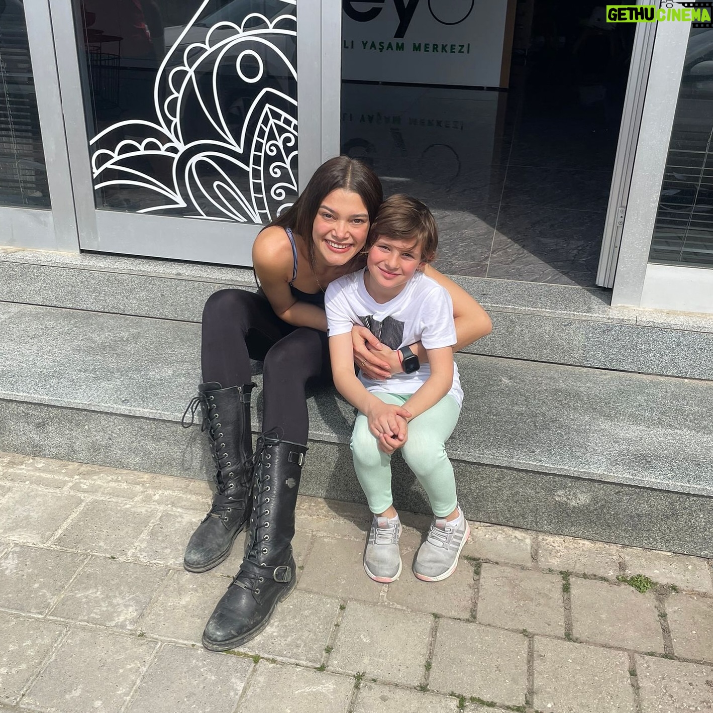 Mona Çalış - 3 Likes - Benim minik tatlı hayranım Zehra ile tanıştık bu hafta sonu. Cumartesi günleri yaptığım stretching dersime yeni katıldı. O kadar aklı başında o kadar sevimli ki anlatamam ve de çalışkan. Bana bakarken gözlerinin içi gülüyor 😍 Ben de ona hayran kaldım 👼🏻 Kalbini kalbimde hissettim çünkü bu çok değerli 🤍 O yüzden bu güzel pozumuz burda kalsın istedim 😌
*Velisinden izinle paylaşıyorum 🙏🏼 @kemalkahvecioglu @hulya_cengiz86
