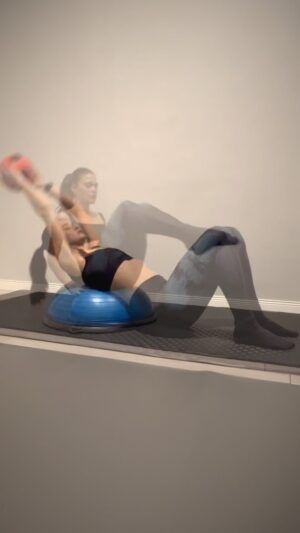 Mona Çalış Instagram - Bosuyla aşk yaşamaya başladık 💙 

#bosu #bosuballworkout #bosuworkout #bosuball #bosutraining