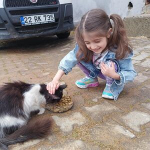 Mona Çalış Instagram - Sporlarını yaptılar ve ders sonunda mamalarını alıp bana söz verdiler 🙏🏼 
Çocuklara öğretmek gerek. Onlardan küçük ve korumasız canlılara nasıl yardımcı olabilirler bilmiyorlar. Doğru bir şekilde yönlendirilmeyi bekliyorlar. Köpek, kedi, kuş, çiçek, ağaç, insan farketmez… 
İyi olmayı, kendinden başkasına fayda sağlamayı ve bunun verdiği paha biçilemez huzuru öğrensinler. 
Sorumlulukları olsun diğer canlılara karşı her zaman. Bunun temelini şimdi küçük yaşlarda atmalı ki dünya kökten değişsin ve gelişsin 🏵️ 

İyilikle dokunun hayata çünkü iyilik bulaşıcı 🤍

#sakarya #hendek #monacalis #monacalisöğrencileri #zeyosaglikliyasammerkezi #sokakhayvanları #sokakhayvanlarınıkoruyalım