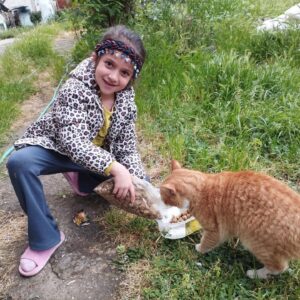 Mona Çalış Instagram - Sporlarını yaptılar ve ders sonunda mamalarını alıp bana söz verdiler 🙏🏼 
Çocuklara öğretmek gerek. Onlardan küçük ve korumasız canlılara nasıl yardımcı olabilirler bilmiyorlar. Doğru bir şekilde yönlendirilmeyi bekliyorlar. Köpek, kedi, kuş, çiçek, ağaç, insan farketmez… 
İyi olmayı, kendinden başkasına fayda sağlamayı ve bunun verdiği paha biçilemez huzuru öğrensinler. 
Sorumlulukları olsun diğer canlılara karşı her zaman. Bunun temelini şimdi küçük yaşlarda atmalı ki dünya kökten değişsin ve gelişsin 🏵️ 

İyilikle dokunun hayata çünkü iyilik bulaşıcı 🤍

#sakarya #hendek #monacalis #monacalisöğrencileri #zeyosaglikliyasammerkezi #sokakhayvanları #sokakhayvanlarınıkoruyalım