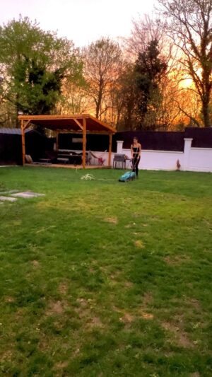 Mona Çalış Instagram - Seni çiçek yapıcam bahçe 😌 🍀🐛

#bahçe #garden #gardenlove #satisfying