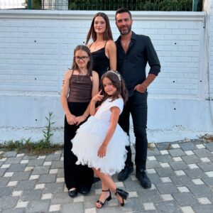 Mona Çalış Instagram - Siz büyüyünce de böyle olur muyuz kızlar? 
Yine birlikte hazırlanır mıyız?
Saçınızı, makyajınızı yapıp, ojenizi sürer miyim? 
Hazırlığınız bittiğinde yine koşarak babanıza gidip 
“ Babişim nasıl olmuşum?” der misiniz? 
Babanızında gözleri yine kamaşır mı? 
Boyunuz boyumuza geldiği zaman da aynı pozu verir miyiz? 
Dördümüz hiç eksilmeden birbirimize sevgiyle bağlı kalır mıyız? 

#lovemyfamily