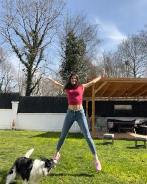 Mona Çalış Instagram - Her şeye rağmen bu deli ayakta 🙃🌿