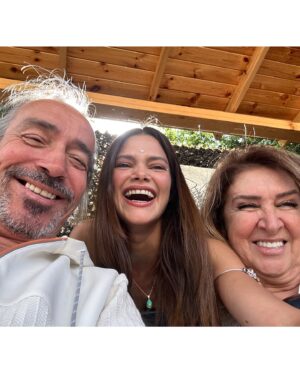 Mona Çalış Instagram - Doğum günü haftamız mutlu olsun kızlarım 💕 
Helen 6, Destan 12, ben 32 oldum 🥳🎈🥰
Ve benim canım ailem…  hep birlikte muhteşem günlere 😌🧿