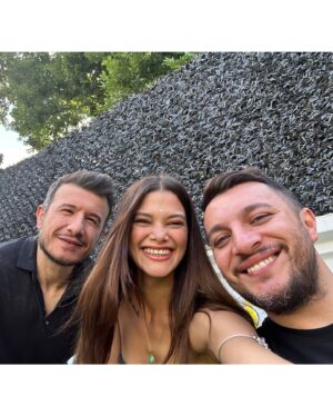 Mona Çalış Instagram - Doğum günü haftamız mutlu olsun kızlarım 💕 
Helen 6, Destan 12, ben 32 oldum 🥳🎈🥰
Ve benim canım ailem…  hep birlikte muhteşem günlere 😌🧿