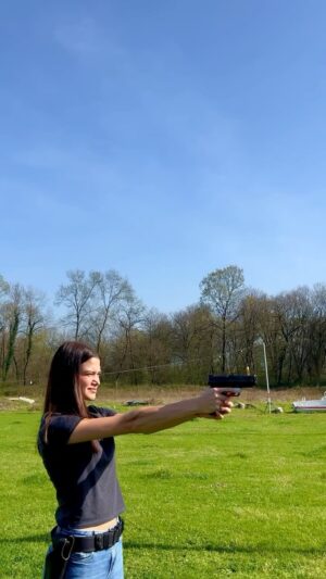 Mona Çalış Instagram - Life is a balance and balance is everything 💥

#guns #gunsofinstagram #gunlesson #weapon
