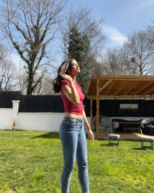 Mona Çalış Instagram - Her şeye rağmen bu deli ayakta 🙃🌿