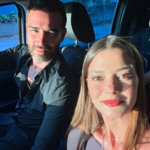 Mona Çalış Instagram - Siz büyüyünce de böyle olur muyuz kızlar? 
Yine birlikte hazırlanır mıyız?
Saçınızı, makyajınızı yapıp, ojenizi sürer miyim? 
Hazırlığınız bittiğinde yine koşarak babanıza gidip 
“ Babişim nasıl olmuşum?” der misiniz? 
Babanızında gözleri yine kamaşır mı? 
Boyunuz boyumuza geldiği zaman da aynı pozu verir miyiz? 
Dördümüz hiç eksilmeden birbirimize sevgiyle bağlı kalır mıyız? 

#lovemyfamily
