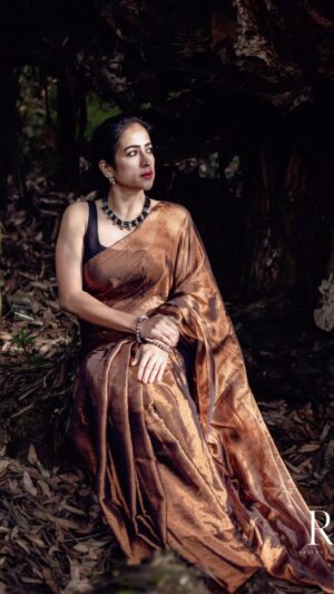 Mona Kakade Instagram - Channelling my royalty 👸 
through poses 👑

📸 @rejoy.rj.krishnan 

#monabedre 
#actor 
#pose 
#saree 
#reelsinstagram 
#trending