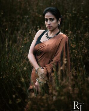 Mona Kakade Instagram - Immerse yourself in the beauty of nature alongside my lovely model @monabedre . Capturing all the splendor in a vertical frame. 🌿📷 #NatureBeauty #ModelMagic #VerticalViews #NaturePhotography #CapturingMoments