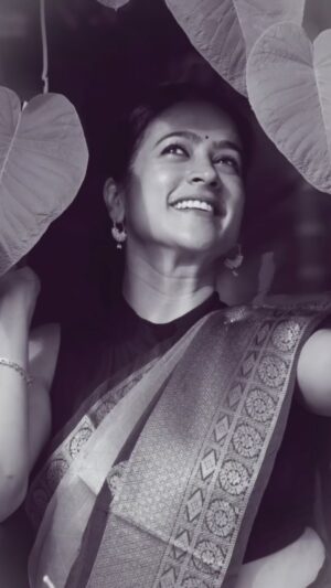 Mona Kakade Instagram - My first photoshoot with a passionate lady photographer @infocusbyprarthana and what fun it was 🤩
Throwback to the outcome of the wonderful shoot 💕

#monabedre 
#actor 
#throwback
#reels 
#trending