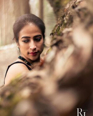 Mona Kakade Instagram - Immerse yourself in the beauty of nature alongside my lovely model @monabedre . Capturing all the splendor in a vertical frame. 🌿📷 #NatureBeauty #ModelMagic #VerticalViews #NaturePhotography #CapturingMoments