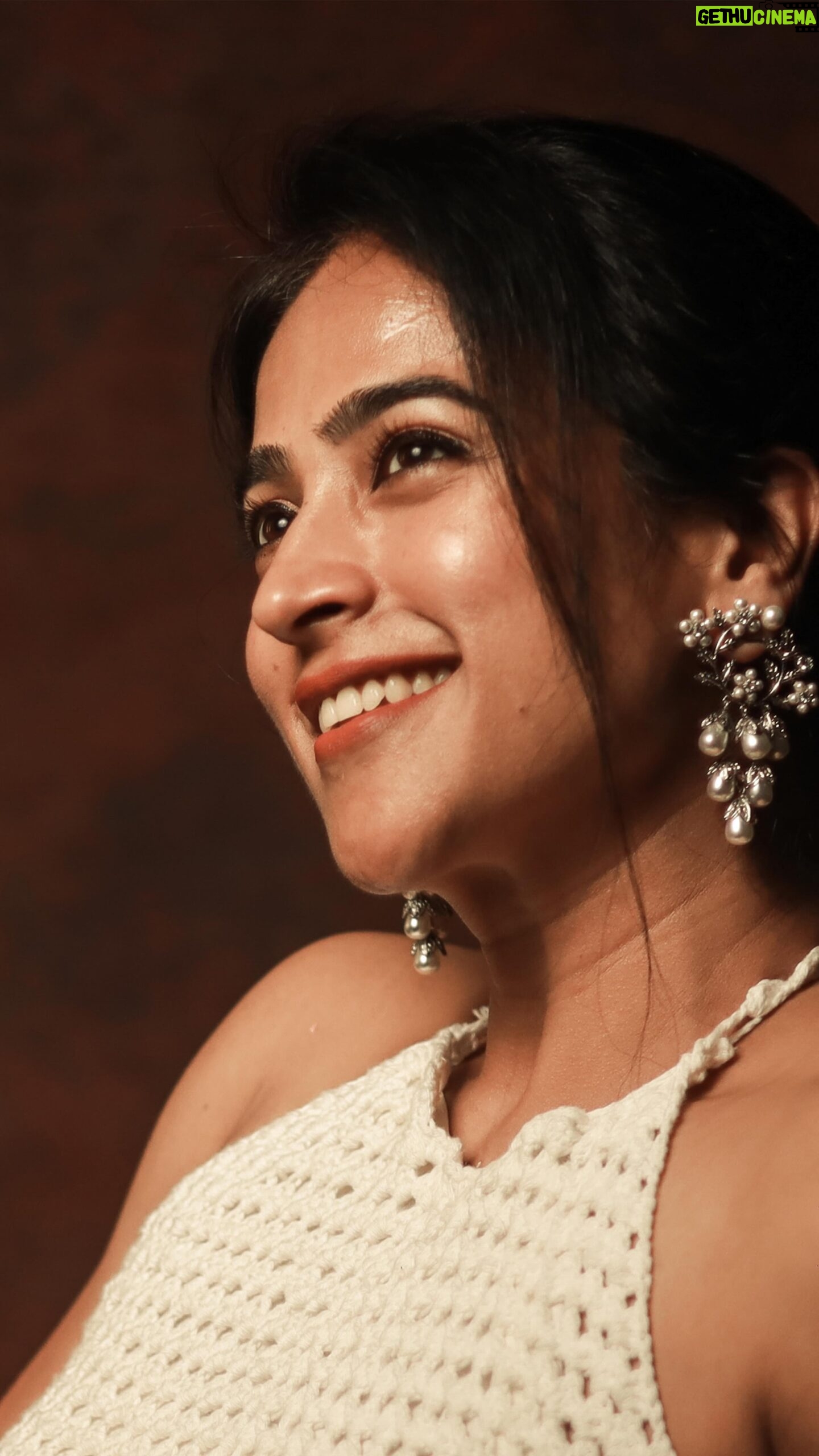 Mona Kakade - 1.6K Likes - Throwback to the BTS of a shoot with the most talented @sowmyavarathan @yarnwonders_online @yarnwonders.crochet 💕

And a supportive friend and photographer @studio_wunder @sw__portraits 🫰🏽

#monabedre 
#actor 
#trending 
#reels