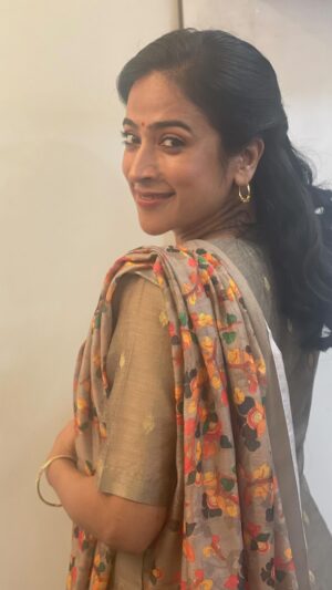 Mona Kakade Instagram - #throwback to @skfilmsofficial “kissi ka bhai kissi ki jaan”

#monabedre 
#actor 
#reelsinstagram 
#throwback