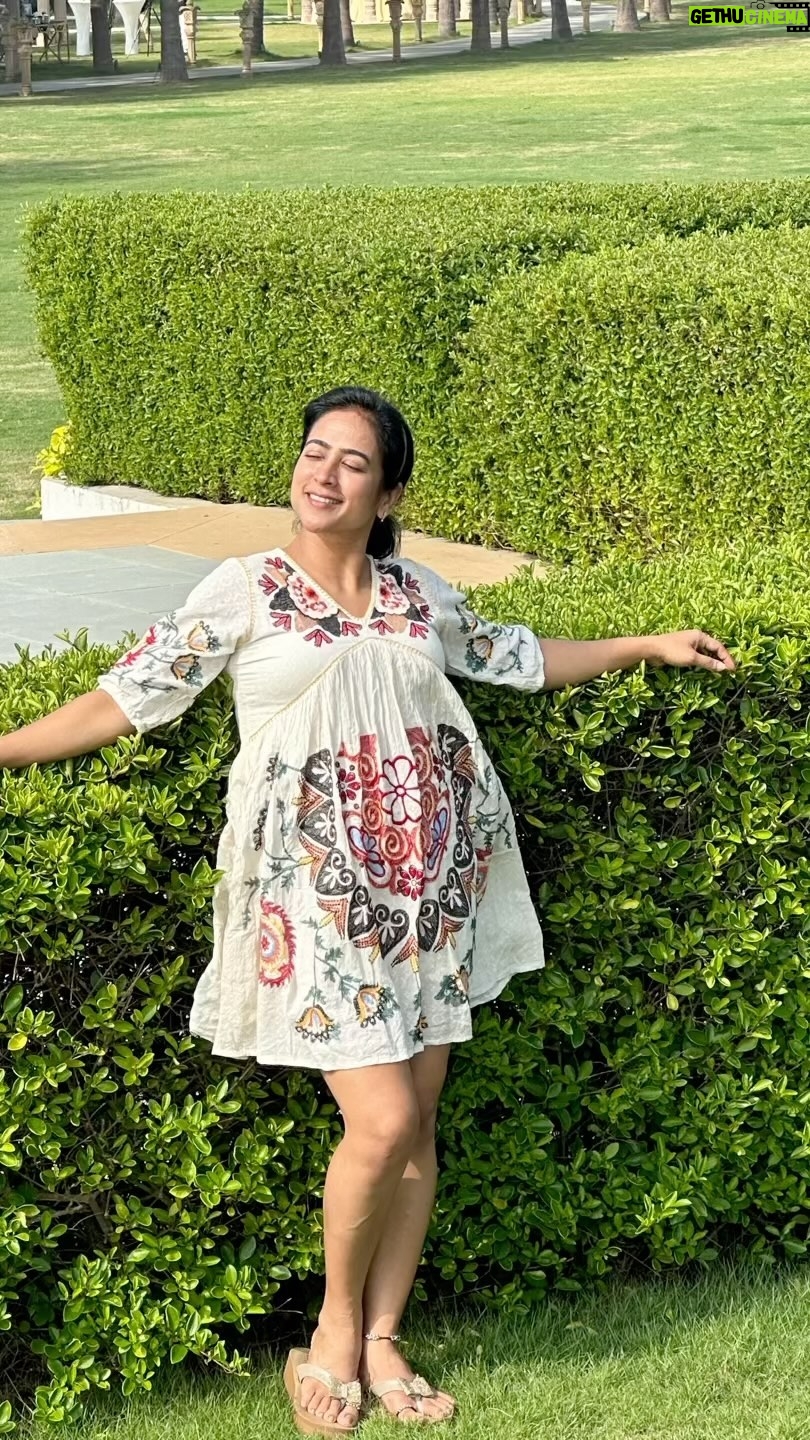 Mona Kakade - 3.8K Likes - Bask in the sunshine or be sun kissed .
Make  hay Or just take in  the VIT D🤩
Go out there and make the most of what you have🙌🏽

#monabedre 
#actor 
#picoftheday 
#pose 
#photooftheday 
#smile 
#sunshine