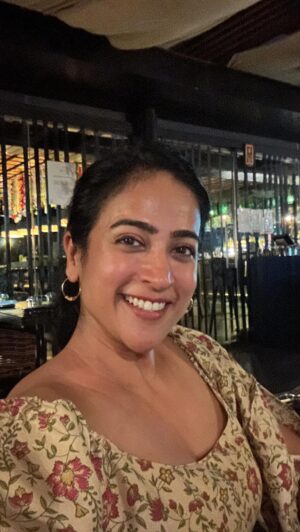 Mona Kakade Instagram - The world listens only to the successful ones 🫡
What ever  you have is a blessing 😇
Own it and WIN 🙌🏽🤩

#monabedre 
#actor 
#reels 
#trending 
#sefie 
#mirrorselfie