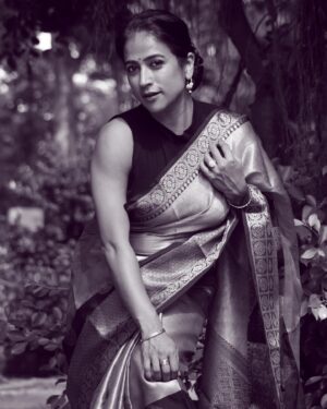 Mona Kakade Instagram - 🌚
Pc @prarthanatikare 
#monabedre 
#actor 
#picoftheday 
#photooftheday 
#friday 
#friyay 
#monochrome 
#blackandwhite