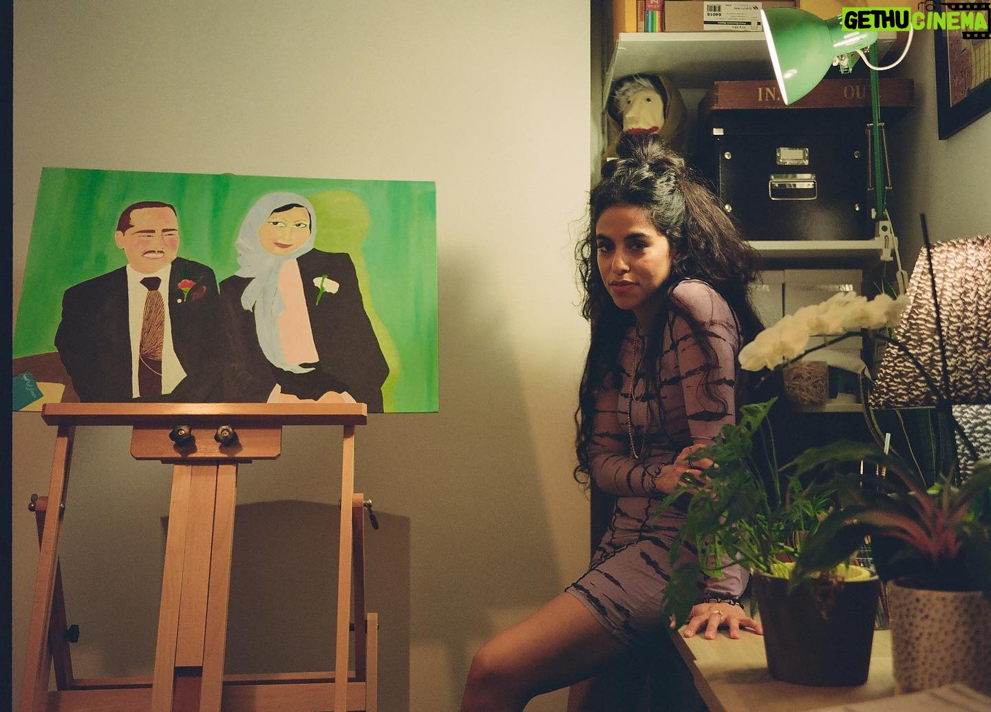 Mona Chalabi Instagram - hi look it’s me in my studio with my parents watching me work 📸 @tamibebourdanne