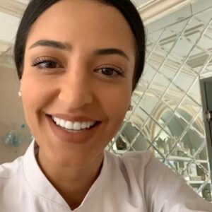 Mona Mosly Instagram - مررررة كان يضحك انو الكيكة لحقتني في الحلم صار المووووضع صعب حب زيادة 🤣 الفكرة انو الجميل كيف كلنا بالفعل ارزاق لبعض كل احد بفكرة جملة او تصرف ممكن يرزق الثاني شيء جميل @sweetateliersa