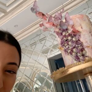 Mona Mosly Instagram - مررررة كان يضحك انو الكيكة لحقتني في الحلم صار المووووضع صعب حب زيادة 🤣 الفكرة انو الجميل كيف كلنا بالفعل ارزاق لبعض كل احد بفكرة جملة او تصرف ممكن يرزق الثاني شيء جميل @sweetateliersa