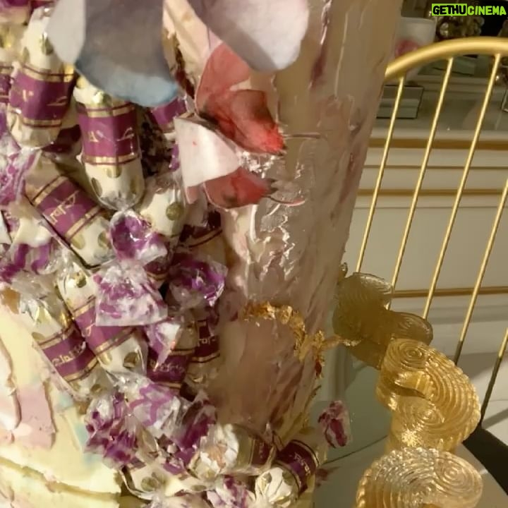 Mona Mosly - 7.4K Likes - احلى الذكريات ذكرياتنا و نحنا صغار تقديرنا للاشياء البسيطة كبيرة في عيوننا و سعادتها سعادة لا توصف و اكثر الاحيان تكون اسباب الهامنا في طريق حياتنا كيكة حلاوة العيد حتتوفر قريبا في @sweetateliersa