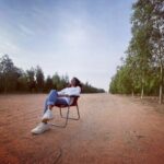 Mona Mosly Instagram - مرة مريح لمن نوصل لمرحلة نفهم انو كلنا لينا جانبين معادلة مرة تسهل علينا تفسير كثير اشياء لانو فعليا مافي احد كلو جميل او كلو بشع في مواقف تساعدنا نكون كويسن و مواقف لا بس كيف نكبر و نوعى و نسير نقدر نحاول نوازنها صح عشان لا يطغى الوحش على الحلو لاننا بشر و كل مننا عنده مواقف ليها جانبين و احاسيس ليها جانبين و ناس حولنا لهم جانبين و لو مهما حولنا نتحكم بجانبنا نحنا لسه عندنا كثير معطيات ثانية ماهي تحت تصرفنا بس لو في كل مرة اخترنا الجانب الصح بطريقة او باخرى حنجمل اغلب جوانب حياتنا و نساعد بتجميل جوانب حياة غيرنا لانا كلنا لبعضنا ارزاق كلام من القلب💗