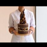 Mona Mosly Instagram – مرة احب القصص القصص القصص احب اقولها احب اسمعها و احب كل قصة تعدي عليا تعلمني شيء او تلهمني باشياء بس قصتنا ماتبدا غير جذورنا ثقافتنا و نكهات بلادنا من اكثر القصص اللي احبها اللي تذكرنا باحاسيس حلوة و ترجعنا لاحلى الايام و الجمعات ترجمناها في حلويات من قلبي لقلبكم كيكة التمر و كريمة الحنيني كيكة حلاوة طحينية كيكة عسل الباحة كيكة السحلب و الكراميل  بنتو  قدرة قادر  موجودين التطبيقات the chefs و جاهز و اكيد تنورنا في المحل @sweetateliersa