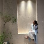 Mona Mosly Instagram - ١ ١= ٢ و ٥ ٥=١٠ المعادلتين صح زي كثير امور في حياتنا ممكن يكون الصح حقها برضو طريقين و ممكن يكون اكثر على حسب كبر فهمنا و عمق نضجنا و كثرة رحمتنا. احيانا الطريق للمعادلة اللي نشوفه صح و نعلق علية يطلع في طريق ابسط و اهون و اقصر منه اصح بس صعوبة تفتح عقلنا و منع بصيرتنا هوا اللي يحرمنا و لو حقيقي اتعلمنا في كل مرة انو كل معادلة لها الف طريقة و طريقة عشان نشوف النظرة الايجابية منها حنعرف انو كل شيء في الحياة كمان على قد مافية جوانب سلبية بس يقابلها جوانب ايجابية في يدنا معادلتنا في يدنا حسبتها و في يدنا حلولها كلام كنز القلب💗