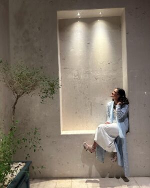 Mona Mosly Instagram - ١ ١= ٢ و ٥ ٥=١٠ المعادلتين صح زي كثير امور في حياتنا ممكن يكون الصح حقها برضو طريقين و ممكن يكون اكثر على حسب كبر فهمنا و عمق نضجنا و كثرة رحمتنا. احيانا الطريق للمعادلة اللي نشوفه صح و نعلق علية يطلع في طريق ابسط و اهون و اقصر منه اصح بس صعوبة تفتح عقلنا و منع بصيرتنا هوا اللي يحرمنا 
و لو حقيقي اتعلمنا في كل مرة انو كل معادلة لها الف طريقة و طريقة عشان نشوف النظرة الايجابية منها حنعرف انو كل شيء في الحياة كمان على قد مافية جوانب سلبية بس يقابلها جوانب ايجابية 
في يدنا معادلتنا في يدنا حسبتها و في يدنا حلولها 
كلام كنز القلب💗