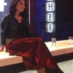 Mona Mosly Instagram – (Perfect timing)
التوقيت الصح ! كلمة نسمعها كثير بس معناها نفهمه اوضح  و احسن لمن نوعى و نكبر ..
في كل مرحلة من حياتنا كان توقيت الناس اللي نقابلهم له فائدة،  كان كل جرح ليه فائدة ، كان كل فرحة ليها فائدة ، وكل موقف يكون اكبر من حجمنا في وقتها يكون في الحقيقة قد حجمنا،  لانو لو شفنا الصورة الصح و لو مواقفنا اليوم الكبيرة تكون نفسها،  ماكنا قدرنا نكبر و ماكانت قدرت  احلامنا تكبر معانا،  في الحقيقة كل موقف نعدي فية يخدم المرحلة الزمنية اللي نحنا فيها ، يخدم طريقة تفكرينا ..و طريقة تصرفنا ..و طريقة احساسنا.. بس في كل مرحلة على قد مافي ناس تعلمنا بالطريقة الصعبة ،في الناس بالتعادل تعلمنا اللي لازم نتعلمه الين مانوصل لمرحلة نكون نعرف فيها انو نحنا موجودين عشان الان!! هوا توقيت غيرنا و انو الله سبحانة يحطنا عشان نكبر مع بعض و لبعض