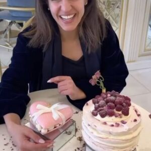 Mona Mosly Instagram - القلووووب اهم شيء اكثر شيء يجب السعادة لمن نقدر نعبر عن اللي جواتنا و بدي الطريقة نقدر مرة نكون قريب لقلوب احبابنا عشان كدا سوينا تشكيلة الحب و القلوب @sweetateliersa